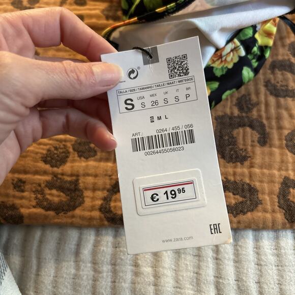 Zara Twist Neck Cut Out Bodysuit Yellow Roses Halter Top Small Black Festival - Picture 7 of 7